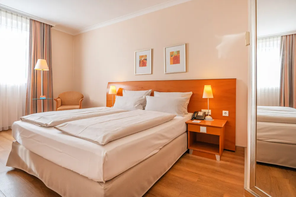 Standardzimmer mit warmen Holztönen