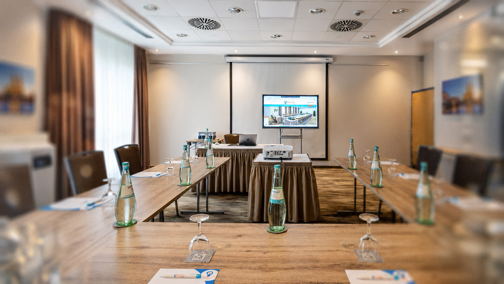 Moderner Tagungsraum im PhiLeRo Hotel Köln mit U-Form Bestuhlung und Beamer